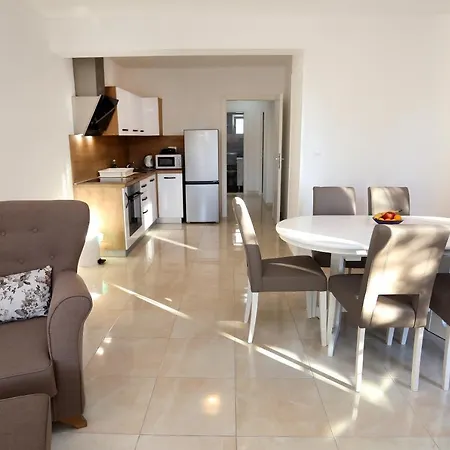 Lovely 2-bed In * Okrug Gornji