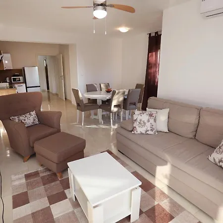 Lovely 2-bed In Okrug Gornji