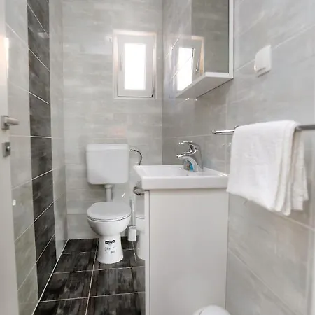 Lovely 2-bed In * Okrug Gornji